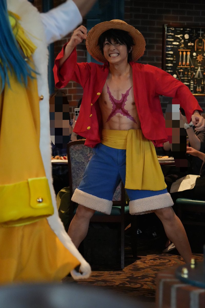 kabutedy's tweet photo. 9/30 10:00 サンレス
海賊王になるのは俺だ！ってバギーと睨み合いしてるときに
右足あげて左足あげてまた右足あげて
四皇同士の戦いが可愛すぎた https://t.co/n2VJOCBSNi