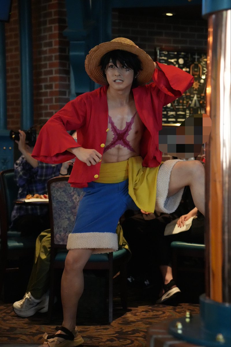 kabutedy's tweet photo. 9/30 10:00 サンレス
海賊王になるのは俺だ！ってバギーと睨み合いしてるときに
右足あげて左足あげてまた右足あげて
四皇同士の戦いが可愛すぎた https://t.co/n2VJOCBSNi