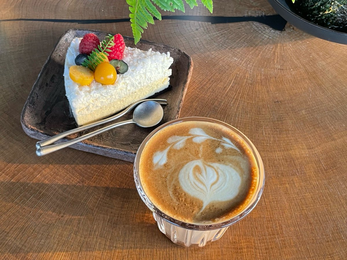 GeralynPloxl's tweet photo. Hoy desayuno un café con leche espumosa y unas tostadas con aguacate. https://t.co/RqMHE228A1