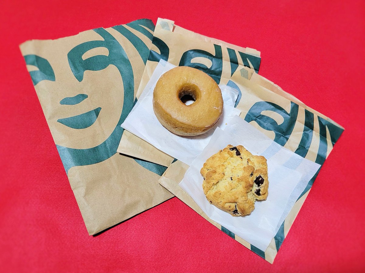 Max_ysk_Dragon's tweet photo. テイクアウトで #チョコレートチャンクスコーン と #シュガードーナツ をゲットん🎵🤭✨ #STARBUCKS #スターバックス #スタバ #ChocolateChunkScones #Scone #スコーン #SugarDonuts #Donut #ドーナツ #Sweets #スイーツ #🥯 #🍩 https://t.co/noZXXWMTWh
