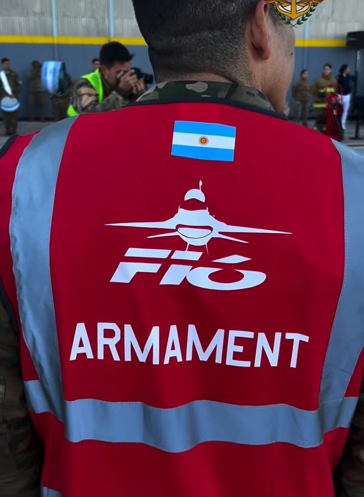 MalvinasData's tweet photo. 📷 Rojo, el color universal que identifica al personal de armamento, en la plataforma de ARMACUAR.
#F16M 🇦🇷 https://t.co/mpegibpBy1