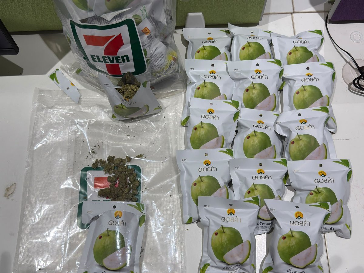 DeshGujarat's tweet photo. Ganja disguised as ‘dehydrated guava’ packets seized at Ahmedabad airport
https://t.co/nzTFKK0Nwk https://t.co/6PYhv4LlO4