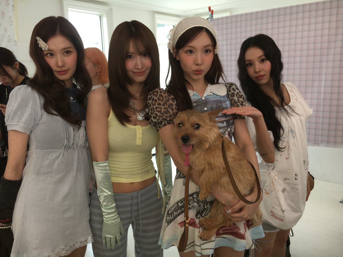 godmitzu's tweet photo. NAYEON MOMO SANA CHAEYOUNG AND BOO FOR TWICE 2027 SEASON'S GREETINGS https://t.co/9SOgc7b7uy