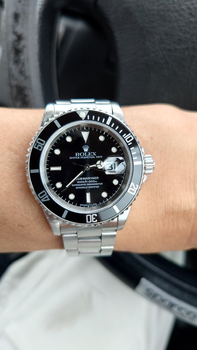k5DbrfWGI900Qas's tweet photo. 30年前35万位?で購入した時計がフルオーバーホールから帰ってきた
俺の普段の使い方を言ったら店員さんに失笑された
売却を考えると着けない方がいいのだそう
売却?
今の価値を聞いて理解したが
時計は売るものじゃなくて毎日着けるモノだろうに https://t.co/kWkLGevqoe