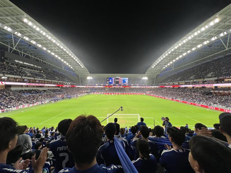 GROWJOY_AcroHD's tweet photo. お疲れ様です！

広島エンジニアHさんより、
サッカー日本代表の試合観戦した際の写真を共有いただきました⚽
ぽいちさん！✨　彩艶さん！✨

平日にも関わらず、この盛り上がり🔥

私もいつか現地で日本代表の試合が見たいなぁ🥺✨

#キリンチャレンジカップ2026 https://t.co/Me4ucrs7G2