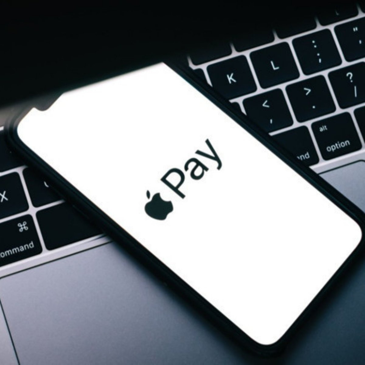 onedio's tweet photo. Apple Pay, 12 yılın ardından Hindistan’da kullanıma sunuldu.

Apple’ın dijital ödeme hizmeti, Hindistan’da bugün itibarıyla resmen kullanıma açıldı. İlk aşamada Axis Bank tarafından verilen Visa ve Mastercard kredi kartları Apple Wallet’a eklenebilecek. Kullanıcılar iPhone ve Apple Watch üzerinden temassız ödeme yapabilecek.

📌 Apple Pay, Türkiye'de desteklenmiyor.