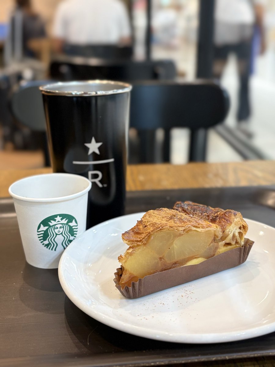 lovelautreamont's tweet photo. ちょっと余裕できたので post再開。

スタバ新作フード食べてきた。
#ブリュードコーヒー
#青森産2種のりんごカスタードアップルパイ

アップルパイにシナモンをたっぷり。
美味しすぎて、あっという間に食べ切ってた。

話題のポケモンコラボは、
興味がないので全てスルー。 https://t.co/WvcAOlEBnQ