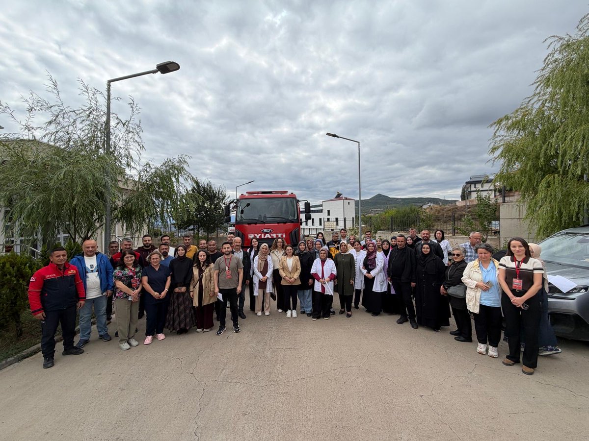 sebintsm's tweet photo. Şebinkarahisar Toplum Sağlığı Merkezi’nde TSM , ASM ve 112 ASHİ  personeline iş sağlığı güvenliği ve ilk yardım konulu eğitim Giresun Sağlık Müdürlüğü iş güvenliği uzmanları tarafından verilmiş olup, Şebinkarahisar Belediyesi İtfaiyesi’nin katıldığı yangın tatbikatı yapılmıştır. https://t.co/STByLsUcqq