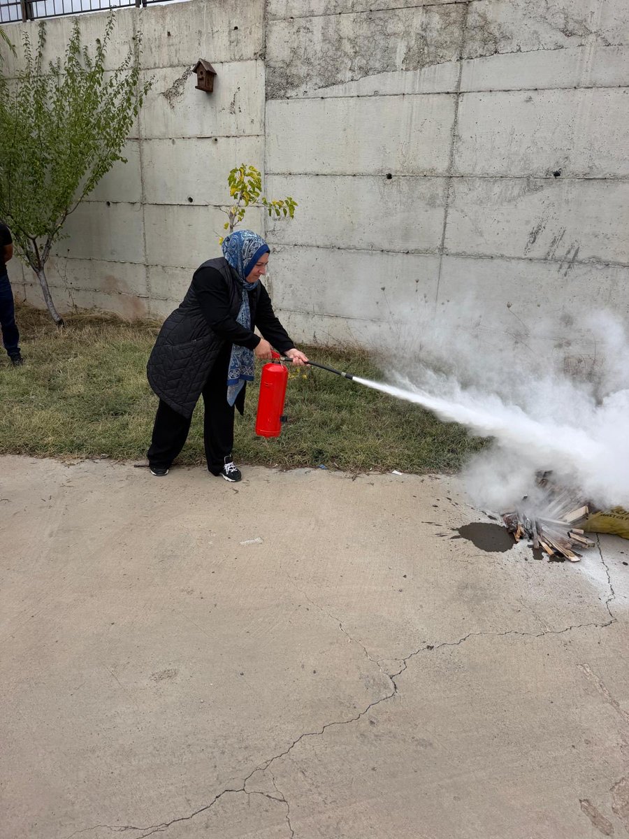 sebintsm's tweet photo. Şebinkarahisar Toplum Sağlığı Merkezi’nde TSM , ASM ve 112 ASHİ  personeline iş sağlığı güvenliği ve ilk yardım konulu eğitim Giresun Sağlık Müdürlüğü iş güvenliği uzmanları tarafından verilmiş olup, Şebinkarahisar Belediyesi İtfaiyesi’nin katıldığı yangın tatbikatı yapılmıştır. https://t.co/STByLsUcqq