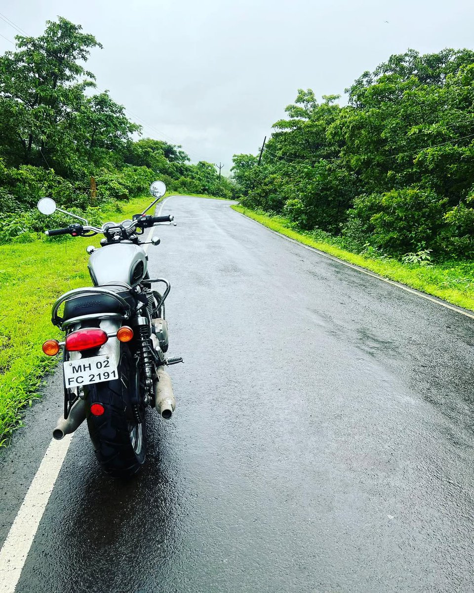 Anki_an7's tweet photo. A lovely solo ride in the rain to celebrate Independence Day. Rain mode kept the beast under control on wet, slippery roads. Enjoyed my Bonneville T120’s versatility to the fullest. https://t.co/shvSVFh2PS