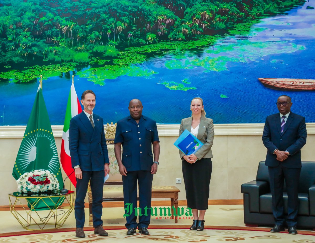 IntumwaNews's tweet photo. Burundi-Diplomatie: Le Président de la République du Burundi @GeneralNeva reçoit les lettres de créance de trois nouveaux ambassadeurs accrédités au Burundi.

Le Chef de l’État Burundais et Président en exercice de l’Union Africaine, Son Excellence @GeneralNeva, a reçu en audience, le 29 septembre 2026 au Palais Ntare Rushatsi, trois ambassadeurs accrédités auprès de la République du Burundi.  Il s’agit du délégué de l’Union Européenne, le nouvel Ambassadeur de l’Egypte et le nouvel Ambassadeur de la France, venus lui présenter leurs lettres de créance.

En premier lieu, le Président Evariste Ndayishimiye a accueilli Monsieur Alessandro Villa, le délégué de l’Union Européenne au Burundi. Après avoir adressé ses félicitations au Chef de l’État Burundais pour son discours prononcé lors de la 81ème session de l’Assemblée Générale de l’ONU à New York, ce diplomate a échangé avec lui sur le renforcement des relations d’amitié et de coopération bilatérale. Le délégué de l’Union Européenne au Burundi a salué les initiatives mises en œuvre par le Burundi notamment la vision du Burundi, Pays émergent en 2040 et développé en 2060, et a promis d’appuyer les grands investissements. 
Le Chef de l’État a ensuite reçu Madame Ingie Sherif El Samanoudy, nouvel Ambassadeur désigné de l’Egypte auprès du Burundi. À son tour, elle a aussi félicité le Président Evariste Ndayishimiye pour son discours à New York, indiquant que la question de l’eau est une préoccupation de l’Egypte.  Leurs échanges ont porté sur le renforcement des bonnes relations qui existent déjà entre leurs pays respectifs.
Enfin, le Président de la République a reçu Madame Caroline Vinot, Ambassadeur désigné de la France auprès du Burundi. Après les félicitations adressées à Son Excellence Evariste Ndayishimiye, les deux personnalités ont abordé les perspectives de consolidation des relations de coopération déjà existantes entre leurs pays. L’Ambassadeur de la France au Burundi a exprimé la volonté de son pays de renforcer les centres culturels et de redynamiser la culture et la francophonie pour que les jeunes puissent avoir l’engouement de parler le Français. 
À l’issue de ces audiences, le Président Evariste Ndayishimiye a souhaité plein succès aux nouveaux ambassadeurs dans l’exercice de leurs fonctions au Burundi.