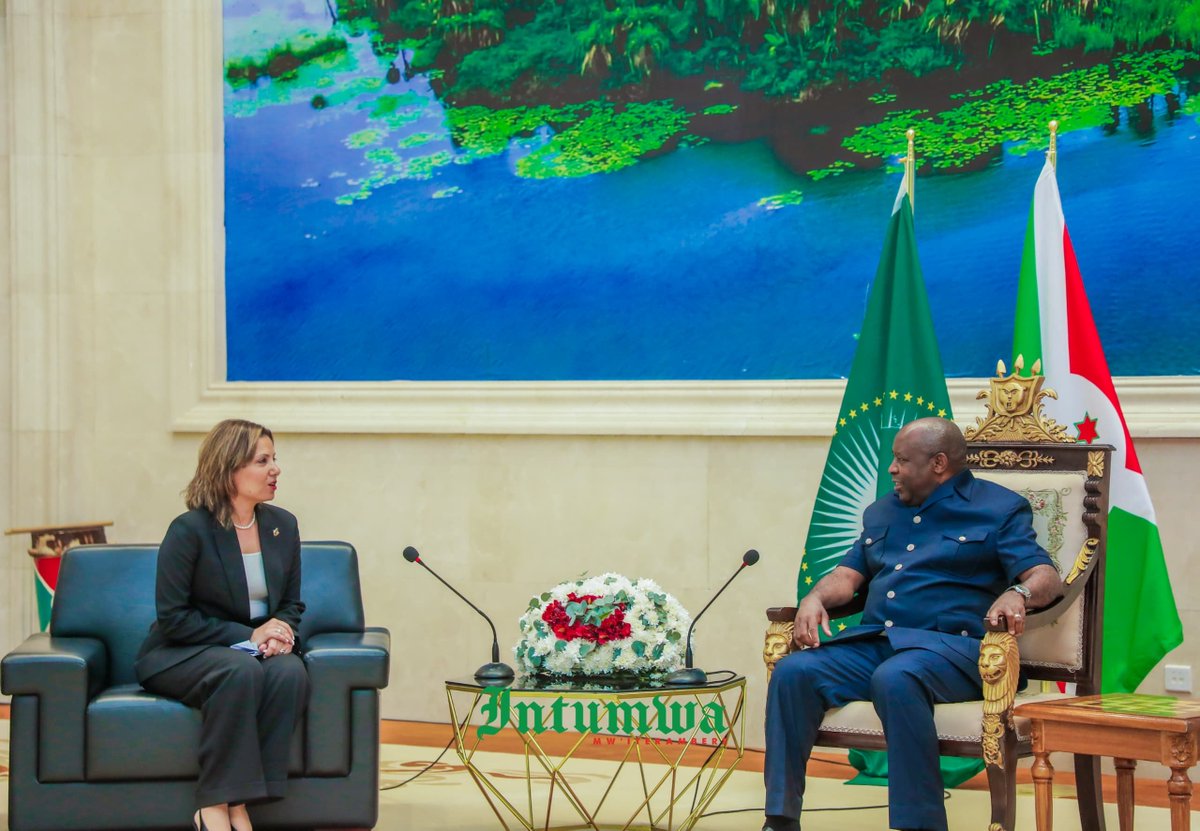 IntumwaNews's tweet photo. Burundi-Diplomatie: Le Président de la République du Burundi @GeneralNeva reçoit les lettres de créance de trois nouveaux ambassadeurs accrédités au Burundi.

Le Chef de l’État Burundais et Président en exercice de l’Union Africaine, Son Excellence @GeneralNeva, a reçu en audience, le 29 septembre 2026 au Palais Ntare Rushatsi, trois ambassadeurs accrédités auprès de la République du Burundi.  Il s’agit du délégué de l’Union Européenne, le nouvel Ambassadeur de l’Egypte et le nouvel Ambassadeur de la France, venus lui présenter leurs lettres de créance.

En premier lieu, le Président Evariste Ndayishimiye a accueilli Monsieur Alessandro Villa, le délégué de l’Union Européenne au Burundi. Après avoir adressé ses félicitations au Chef de l’État Burundais pour son discours prononcé lors de la 81ème session de l’Assemblée Générale de l’ONU à New York, ce diplomate a échangé avec lui sur le renforcement des relations d’amitié et de coopération bilatérale. Le délégué de l’Union Européenne au Burundi a salué les initiatives mises en œuvre par le Burundi notamment la vision du Burundi, Pays émergent en 2040 et développé en 2060, et a promis d’appuyer les grands investissements. 
Le Chef de l’État a ensuite reçu Madame Ingie Sherif El Samanoudy, nouvel Ambassadeur désigné de l’Egypte auprès du Burundi. À son tour, elle a aussi félicité le Président Evariste Ndayishimiye pour son discours à New York, indiquant que la question de l’eau est une préoccupation de l’Egypte.  Leurs échanges ont porté sur le renforcement des bonnes relations qui existent déjà entre leurs pays respectifs.
Enfin, le Président de la République a reçu Madame Caroline Vinot, Ambassadeur désigné de la France auprès du Burundi. Après les félicitations adressées à Son Excellence Evariste Ndayishimiye, les deux personnalités ont abordé les perspectives de consolidation des relations de coopération déjà existantes entre leurs pays. L’Ambassadeur de la France au Burundi a exprimé la volonté de son pays de renforcer les centres culturels et de redynamiser la culture et la francophonie pour que les jeunes puissent avoir l’engouement de parler le Français. 
À l’issue de ces audiences, le Président Evariste Ndayishimiye a souhaité plein succès aux nouveaux ambassadeurs dans l’exercice de leurs fonctions au Burundi.
