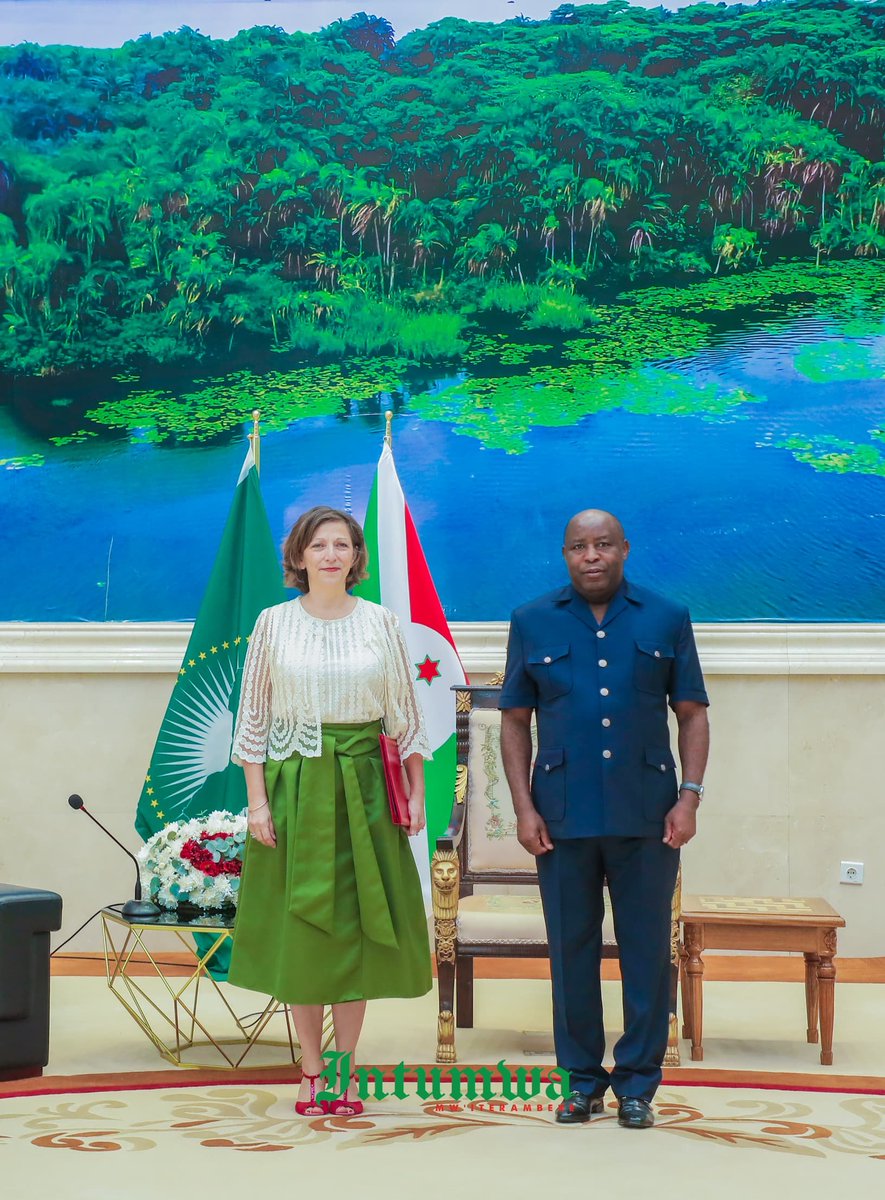 IntumwaNews's tweet photo. Burundi-Diplomatie: Le Président de la République du Burundi @GeneralNeva reçoit les lettres de créance de trois nouveaux ambassadeurs accrédités au Burundi.

Le Chef de l’État Burundais et Président en exercice de l’Union Africaine, Son Excellence @GeneralNeva, a reçu en audience, le 29 septembre 2026 au Palais Ntare Rushatsi, trois ambassadeurs accrédités auprès de la République du Burundi.  Il s’agit du délégué de l’Union Européenne, le nouvel Ambassadeur de l’Egypte et le nouvel Ambassadeur de la France, venus lui présenter leurs lettres de créance.

En premier lieu, le Président Evariste Ndayishimiye a accueilli Monsieur Alessandro Villa, le délégué de l’Union Européenne au Burundi. Après avoir adressé ses félicitations au Chef de l’État Burundais pour son discours prononcé lors de la 81ème session de l’Assemblée Générale de l’ONU à New York, ce diplomate a échangé avec lui sur le renforcement des relations d’amitié et de coopération bilatérale. Le délégué de l’Union Européenne au Burundi a salué les initiatives mises en œuvre par le Burundi notamment la vision du Burundi, Pays émergent en 2040 et développé en 2060, et a promis d’appuyer les grands investissements. 
Le Chef de l’État a ensuite reçu Madame Ingie Sherif El Samanoudy, nouvel Ambassadeur désigné de l’Egypte auprès du Burundi. À son tour, elle a aussi félicité le Président Evariste Ndayishimiye pour son discours à New York, indiquant que la question de l’eau est une préoccupation de l’Egypte.  Leurs échanges ont porté sur le renforcement des bonnes relations qui existent déjà entre leurs pays respectifs.
Enfin, le Président de la République a reçu Madame Caroline Vinot, Ambassadeur désigné de la France auprès du Burundi. Après les félicitations adressées à Son Excellence Evariste Ndayishimiye, les deux personnalités ont abordé les perspectives de consolidation des relations de coopération déjà existantes entre leurs pays. L’Ambassadeur de la France au Burundi a exprimé la volonté de son pays de renforcer les centres culturels et de redynamiser la culture et la francophonie pour que les jeunes puissent avoir l’engouement de parler le Français. 
À l’issue de ces audiences, le Président Evariste Ndayishimiye a souhaité plein succès aux nouveaux ambassadeurs dans l’exercice de leurs fonctions au Burundi.