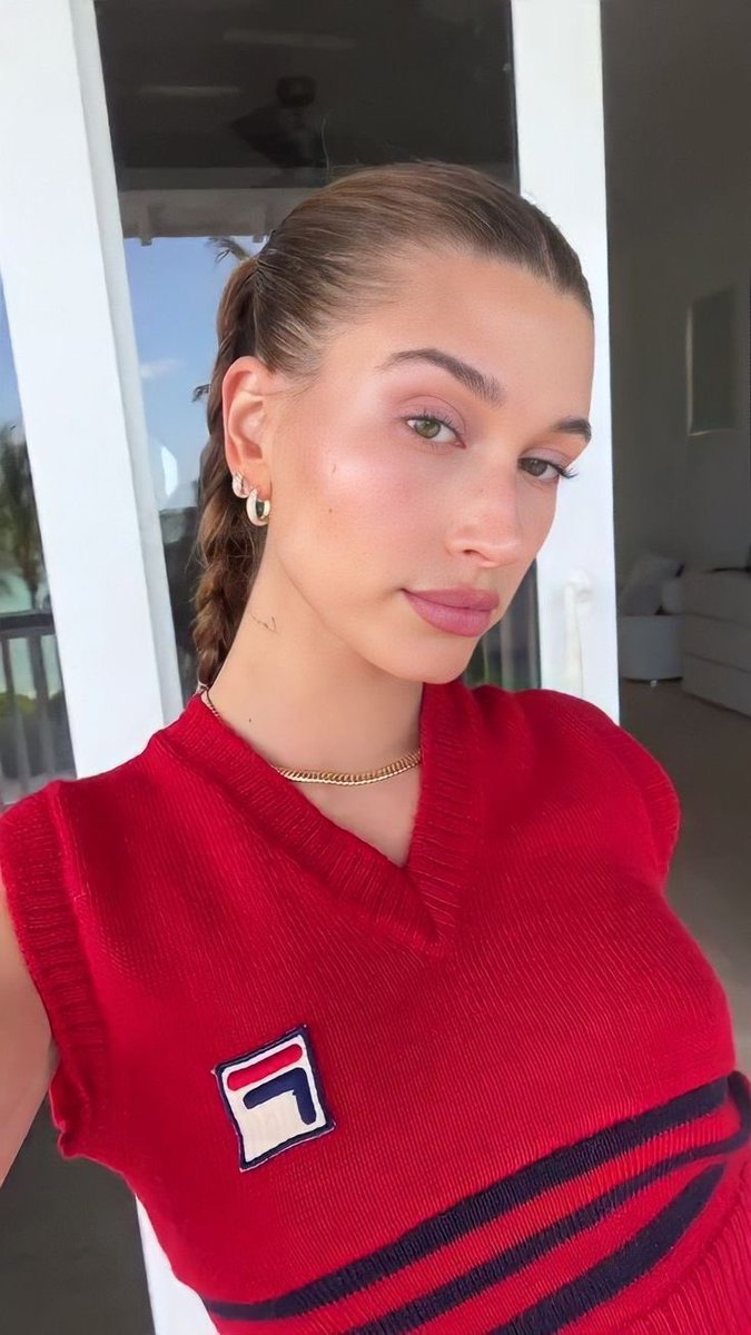 yslgirlx's tweet photo. Hailey bieber ♥️ https://t.co/cGVClCHF3w