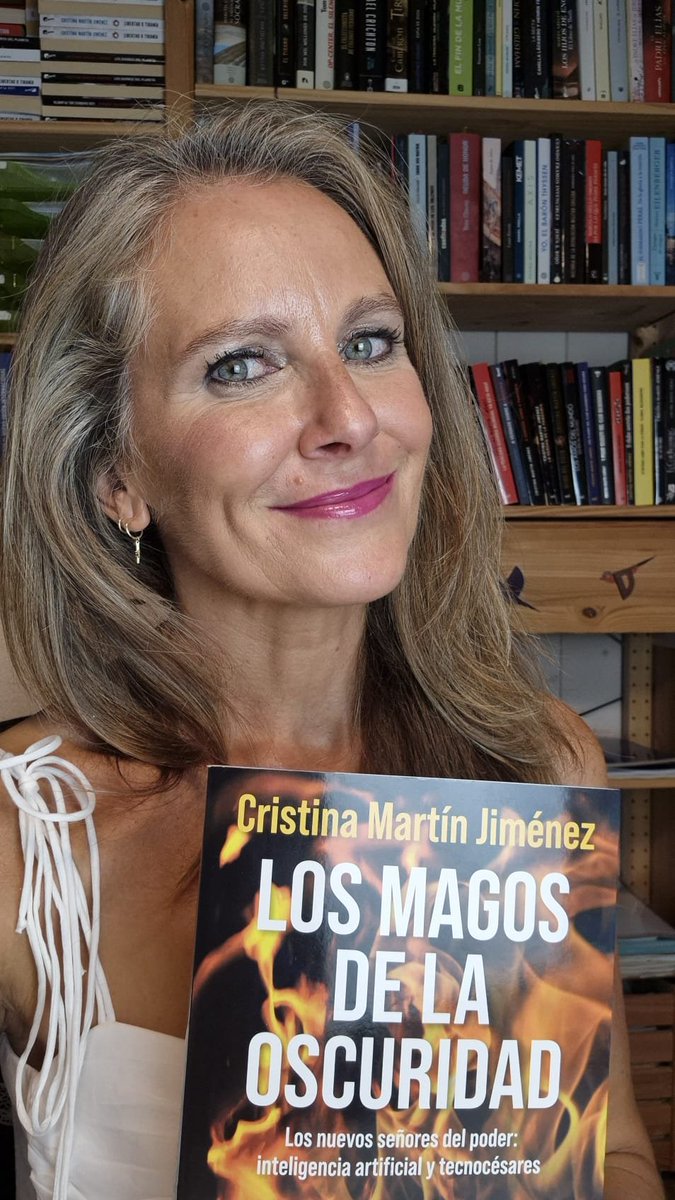 crismartinj's tweet photo. Buenos días de miércoles.

Hay días que durante meses parecen estar muy lejos y que, de pronto, llegan. Hoy es uno de ellos.

LOS MAGOS DE LA OSCURIDAD ya está en las librerías. Detrás quedan muchas horas de investigación, viajes, documentos, descubrimientos que me obligaron a volver atrás y empezar de nuevo y, también, alguna noche preguntándome por qué no habría elegido una profesión más tranquila.

Pero hoy ocurre algo que compensa todo lo anterior: el libro deja de pertenecerme. Ahora sois vosotros quienes vais a abrirlo, subrayarlo, discutir conmigo, enfadaros en alguna página —cuento con ello— y, espero, cerrarlo mirando de otra manera el mundo en el que vivimos y a quienes pretenden decidir cómo será el que viene.

Después de tantos meses caminando entre Magos, hoy os los entrego a vosotros.

Gracias por seguir leyendo, preguntando y dudando conmigo. Mi libro número 13 ya es vuestro. Y sigo emocionándome como si fuera el primero.

https://t.co/ItppSylUXF