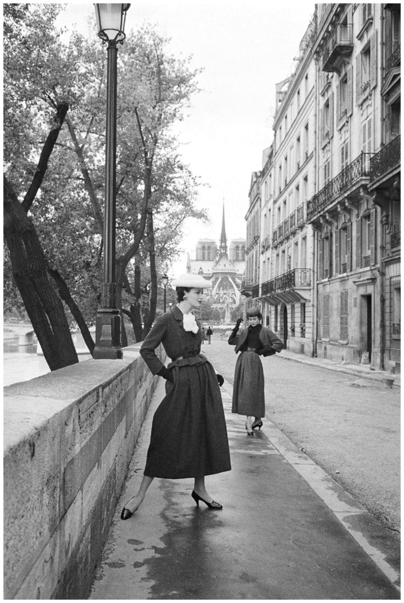 ParisAMDParis's tweet photo. 📸 Mark Shaw. 
Haute couture Automne-Hiver à l'île Saint-Louis 
1953. Paris Fashion https://t.co/SvSN11OC1t