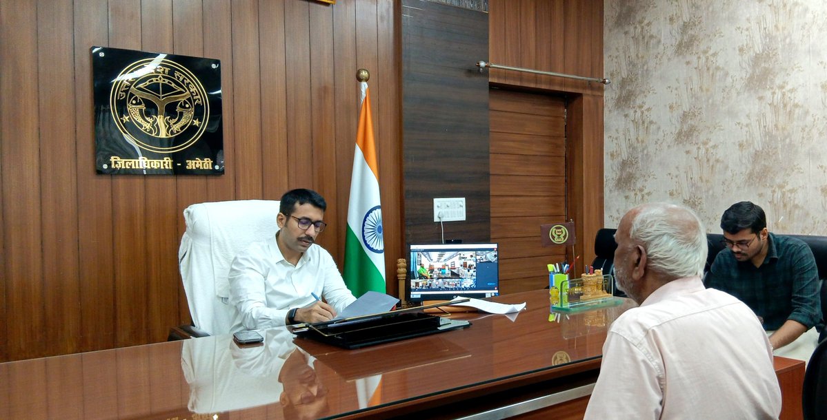 DmAmethi's tweet photo. आज दिनांक 30.09.2026 को कलेक्ट्रेट कार्यालय में जनसुनवाई के दौरान जनसामान्य की शिकायतों को सुनकर संबंधित अधिकारियों को समयबद्ध व गुणवत्तापूर्ण निस्तारण सुनिश्चित करने के निर्देश दिए। https://t.co/wMWAthGouF