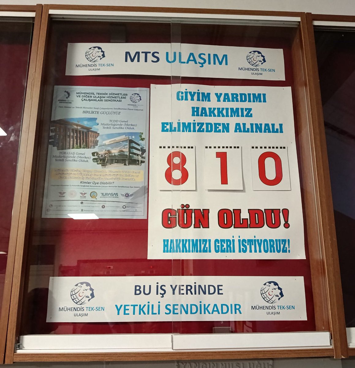 MuhTekSenUlasim's tweet photo. 🇹🇷 GİYİM YARDIMI HAKKIMIZI İSTİYORUZ!

Türkiye Cumhuriyeti Devlet Demiryolları İşletmesi Genel Müdürlüğü, TCDD Taşımacılık A.Ş., Türkiye Raylı Sistemler Araçları Sanayii A.Ş. ve Devlet Hava Meydanları İşletmesi Genel Müdürlüğü çalışanlarının giyim yardımı hakkı, görmezden gelinmemeli ve uygulamada karşılık bulmalıdır.

✨Çalışanların emeği, özverisi ve fedakârlığıyla ayakta duran demiryolu ve havayolu sektöründe, toplu iş sözleşmeleri ve ilgili düzenlemelerle tanınan hakların eksiksiz ve zamanında yerine getirilmesi, kurumsal sorumluluğun ve çalışanlara duyulan saygının gereğidir.

💫Haklarımızın yalnızca kâğıt üzerinde kalmasını değil fiilen uygulanmasını istiyoruz!

📌Mühendis Tek Sen Ulaşım Sendikası olarak söz konusu kurumların bünyesinde çalışan üyelerimizin giyim yardımı konusundaki taleplerinin takipçisi olduğumuzu kamuoyuna duyuruyor; ilgili kurumları gerekli adımları atmaya ve çalışanların haklı beklentilerini karşılamaya davet ediyoruz.

💪Emeğimiz, hakkımızın teslim edilmesi ile karşılık bulacaktır. 

✍️ HAKLARIMIZ İÇİN BİRLİKTEYİZ VE MÜCADELEMİZDE KARARLIYIZ.

@MuhTekSen_Konf 
@MuhTekSenUlasim
@MuhTekSenSagSos 
@MuhTekBayindir 
@MuhTekYerelYntm
@muhteksenkultur 
@MuhTekBuro 
@MuhTekTrmOrmn 
@KaMuhEnerjiSen
@kaMUhendisleri
@HMBakanligi 
@tcbestepe 
@csgbakanligi
@csbgovtr
@Akparti 
@herkesicinCHP 
@MHP_Bilgi 
@iyiparti 
@rprefahpartisi 
@anahtarparti