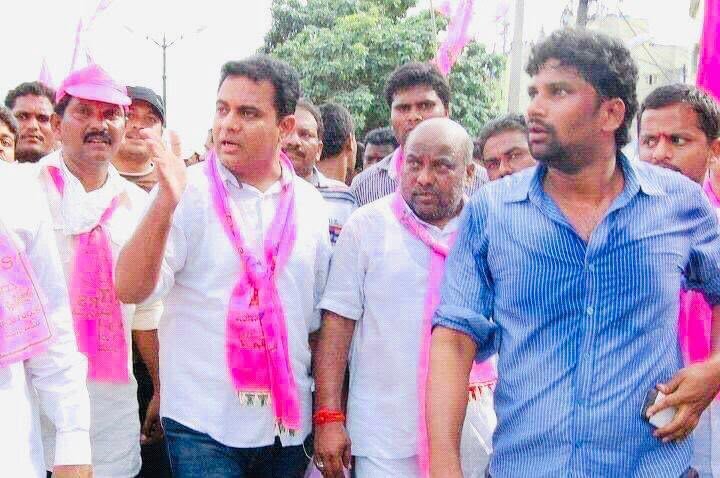 balkasumantrs's tweet photo. లక్షలాది గొంతుకలు ఏకమై ‘జై తెలంగాణ’ అని నినదించిన రోజు..
సాగరహారానికి నేటితో 14 ఏళ్లు!  ✊
(సెప్టెంబర్ 30, 2012)

ఆంక్షలను, నిర్బంధాలను, ముళ్లకంచెలను, లాఠీచార్జీలను, రబ్బర్ బుల్లెట్లను లెక్కచేయకుండా.. హుస్సేన్‌సాగర్ తీరం ‘జై తెలంగాణ’ నినాదాలతో మార్మోగింది.

ఉమ్మడి పాలకుల కుట్రలను తిప్పికొడుతూ.. ఉద్యమకారులు, తెలంగాణవాదులు ఉద్యమాన్ని ఉవ్వెత్తున ఎగిసేలా చేసిన చారిత్రక ఘట్టం ఇది.

తెలంగాణ ఉద్యమాన్ని పతాక స్థాయికి తీసుకెళ్లడంలో, కేంద్ర ప్రభుత్వంపై ఒత్తిడి పెంచడంలో సాగరహారం కీలక ఘట్టంగా నిలిచింది.

జై తెలంగాణ  ✊