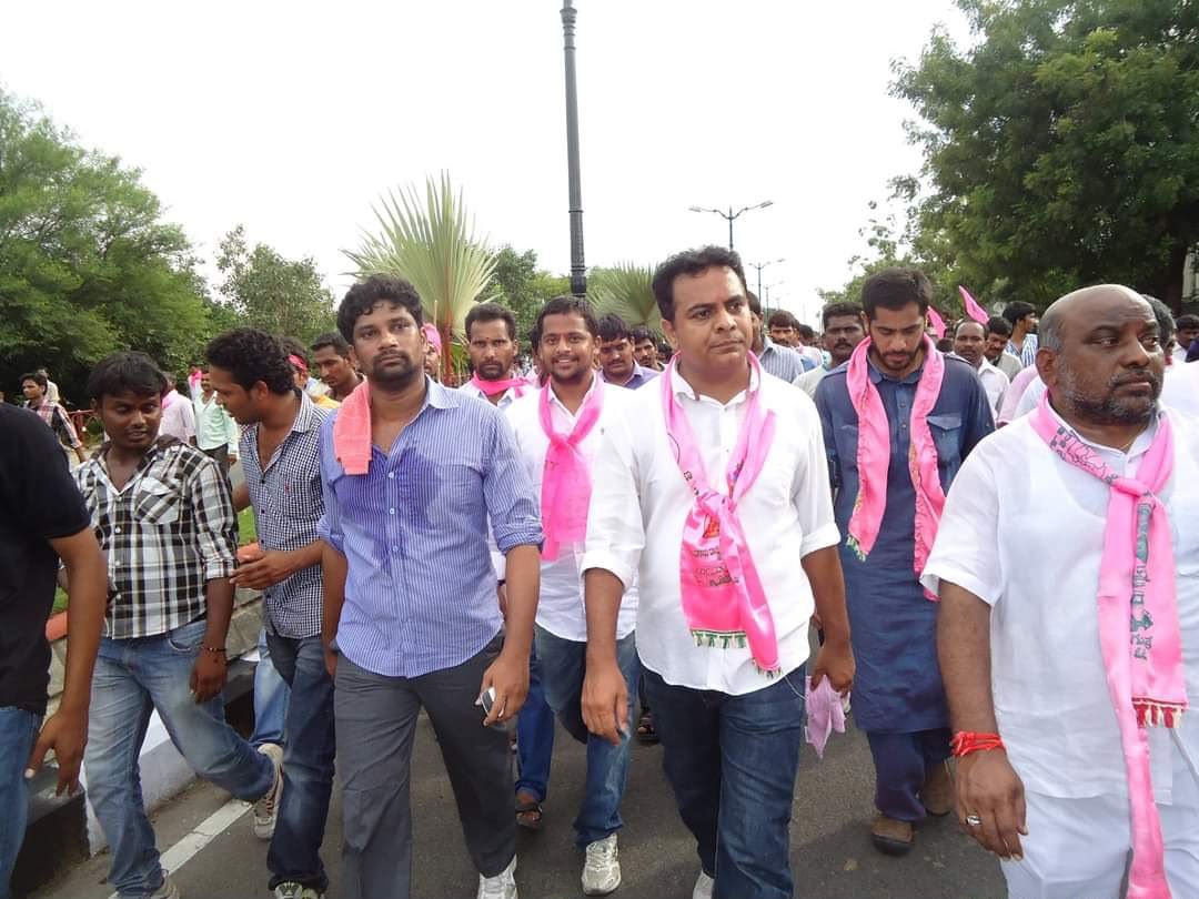 balkasumantrs's tweet photo. లక్షలాది గొంతుకలు ఏకమై ‘జై తెలంగాణ’ అని నినదించిన రోజు..
సాగరహారానికి నేటితో 14 ఏళ్లు!  ✊
(సెప్టెంబర్ 30, 2012)

ఆంక్షలను, నిర్బంధాలను, ముళ్లకంచెలను, లాఠీచార్జీలను, రబ్బర్ బుల్లెట్లను లెక్కచేయకుండా.. హుస్సేన్‌సాగర్ తీరం ‘జై తెలంగాణ’ నినాదాలతో మార్మోగింది.

ఉమ్మడి పాలకుల కుట్రలను తిప్పికొడుతూ.. ఉద్యమకారులు, తెలంగాణవాదులు ఉద్యమాన్ని ఉవ్వెత్తున ఎగిసేలా చేసిన చారిత్రక ఘట్టం ఇది.

తెలంగాణ ఉద్యమాన్ని పతాక స్థాయికి తీసుకెళ్లడంలో, కేంద్ర ప్రభుత్వంపై ఒత్తిడి పెంచడంలో సాగరహారం కీలక ఘట్టంగా నిలిచింది.

జై తెలంగాణ  ✊