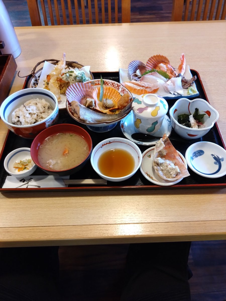 manaijinja's tweet photo. 美保関に出掛け、途中有名な食事処でランチをしました。店内は演歌が流れ支払いは現金のみと昔ながらの雰囲気でしたが、美味しかったです。久しぶりの秋晴れで灯台から隠岐諸島もはっきりと見えました。
#美保関
#秋晴れ
#島根半島 https://t.co/gQ91JzAdQ0