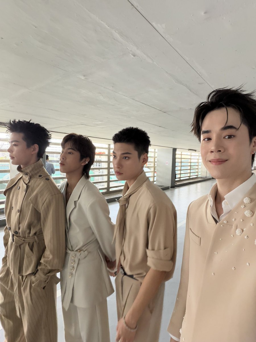 Promsur_'s tweet photo. วันนี้เป็นโชว์แรกของพวกเรา4คน ตื่นเต้นมากกก
ขอกำลังใจเยอะๆเลยนะคับบ🥹 ผมจะทำให้เต็มที่เเน่นอน!

#MIR2026x9ent24th
#9ent24th
#9ent24thxSiamparagon 
#makeitright2026 https://t.co/nHlBlvjLFH