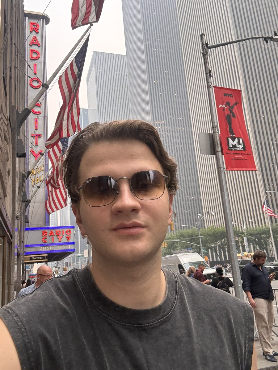 thevaltd's tweet photo. hey x 👋

i am solo-founder  

wants to fix hiring problems 🧂

let’s connect! 

appreciate to learn from 

builders
team leaders
founders
growth engineers https://t.co/XfoN7cy4sS