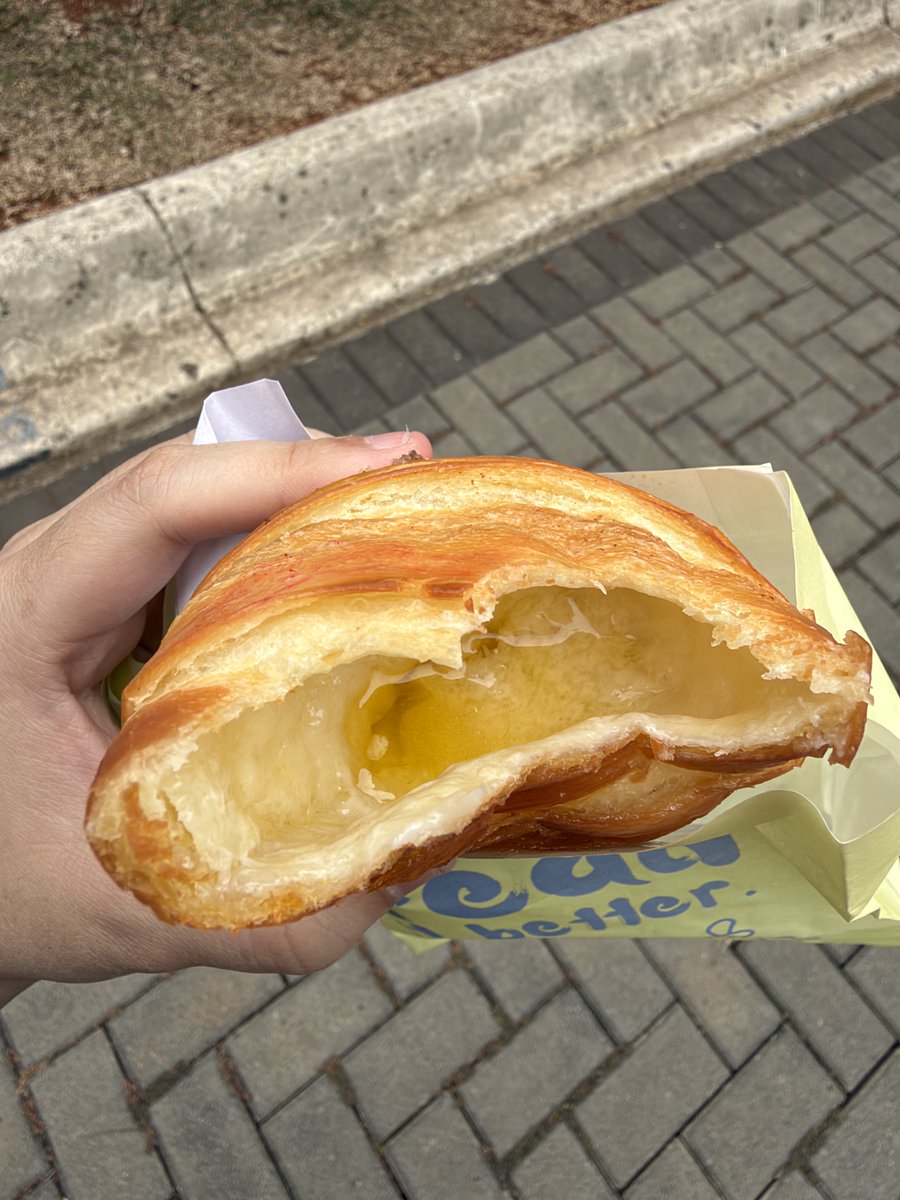 marchsworld's tweet photo. Habis makan saltbread yg buttery mampus sampe mengenang bgini butternya tapi jago yg buat soalnya luarnya ga seminyak little saltbread, tp jadinya ya rasa asinnya ketutupan butter cair 😭😭 https://t.co/b8nMas57pS
