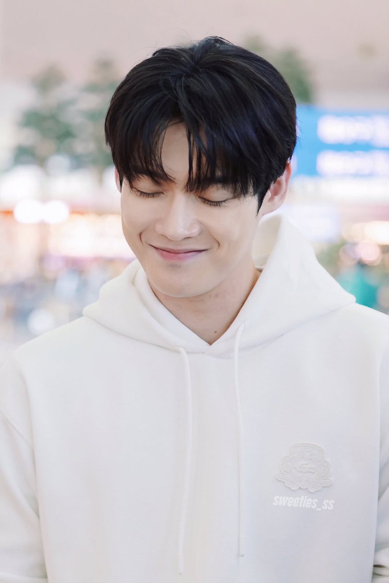 _5_LVI_6_'s tweet photo. So you're playing it smart, Yoonsik 😌 Comfy and cozy but still clean and effortlessly stylish in #Lacoste. The perfect outfit for the long flight to #PFWSS27. 10/10.
ps: that hoodie looks heavenly comfortable, might get one 😌 ☁️

#KIMYOONSIKPFWSS27 
#YOONSIKINPARIS https://t.co/mDxCNWqH8I