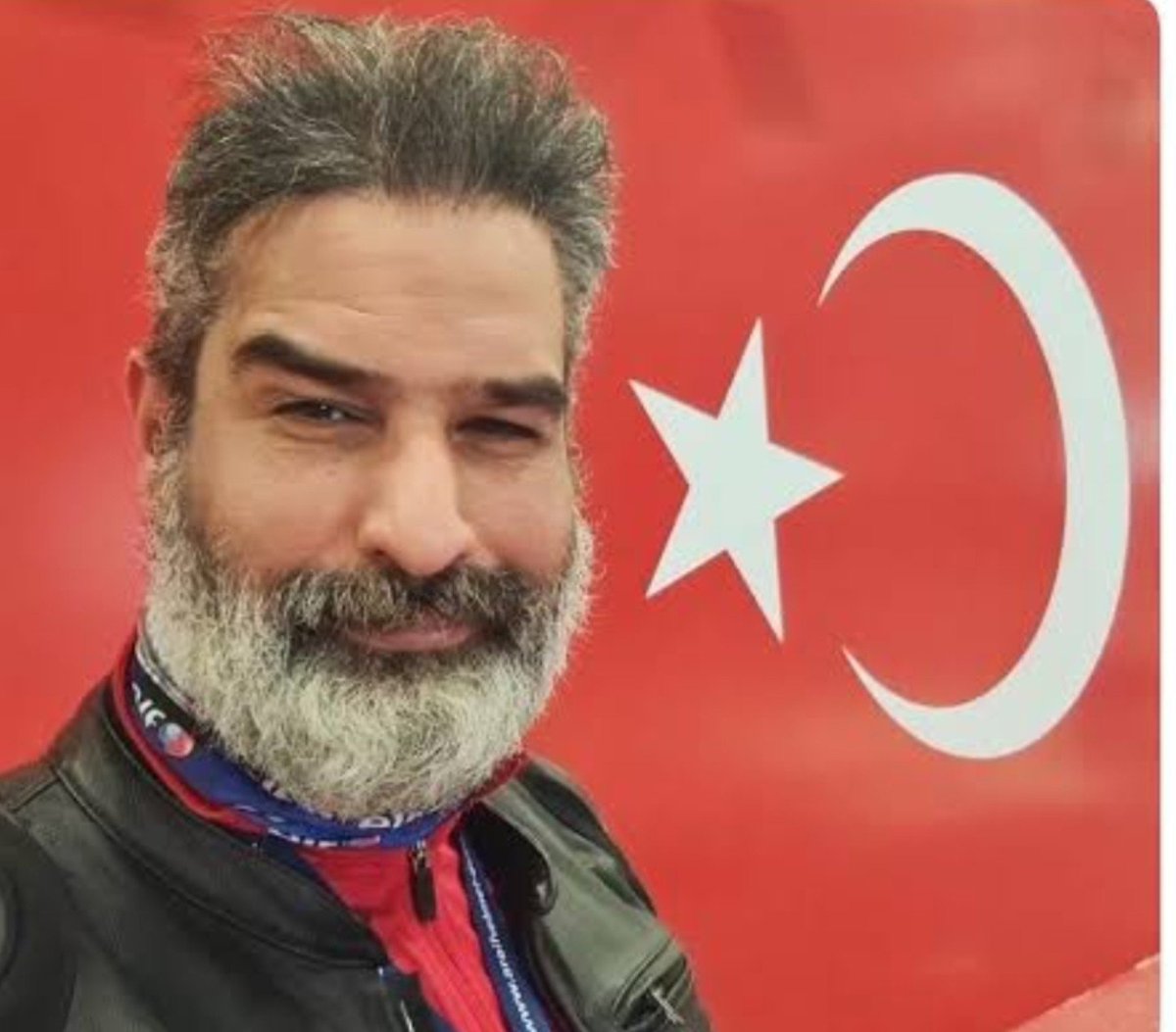 ToreTurkk's tweet photo. Türk Bayrağı için çarpan yüreğin, bedenin, şanlı bayrağımızın gölgesinde huzur bulsun Cumhur Kahraman 🇹🇷 https://t.co/bKEUvzgo4B
