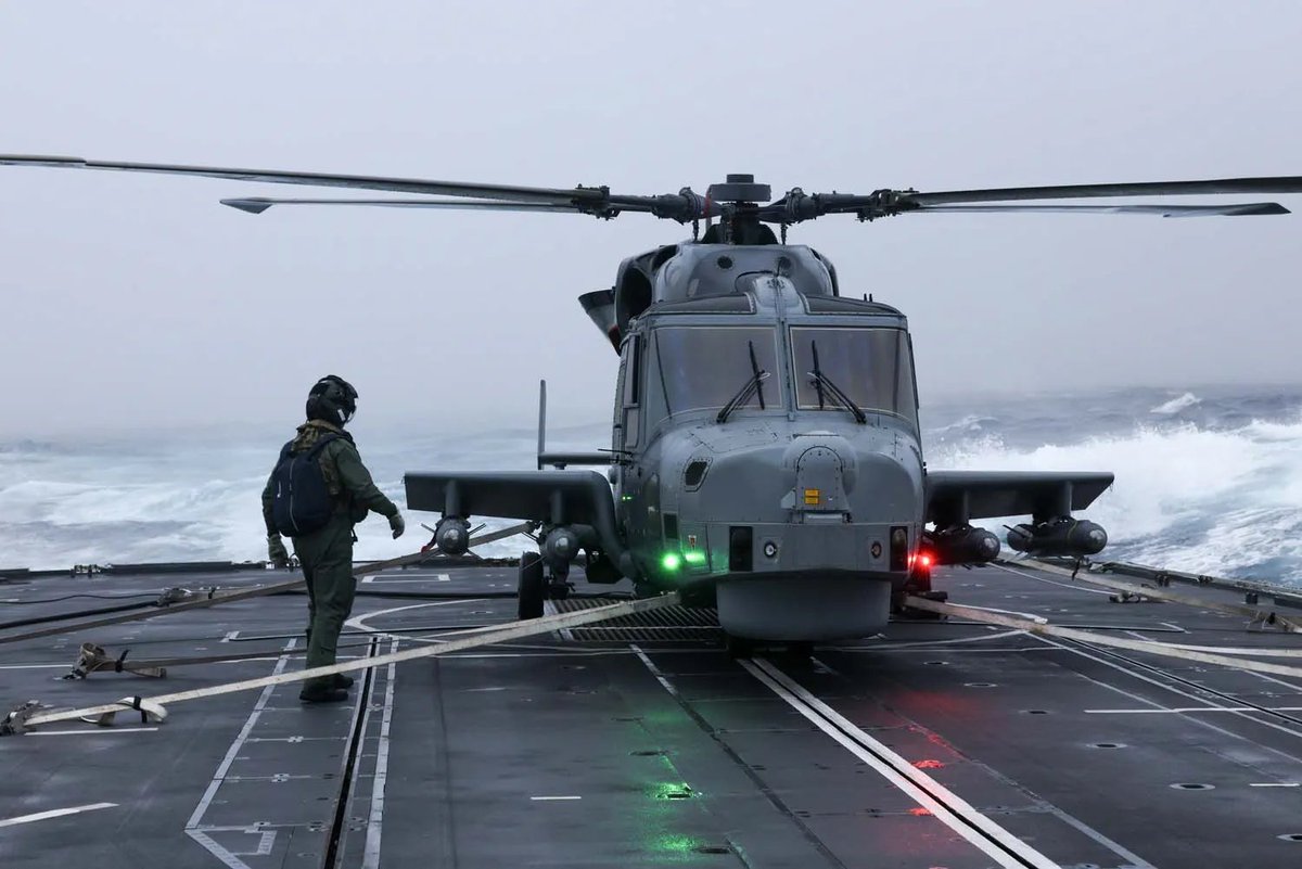 Roberto_yeager's tweet photo. Me guuuusta!
Un #Westland #Wildcat HMA.2 de la HMS Portland F79, armado con 4 misiles antibuque Sea Venom en el reciente ejercicio #SINKEX contra la ex-FFG42 USS Klakring (#RoyalNavy photo) https://t.co/C5gtRd98fM
