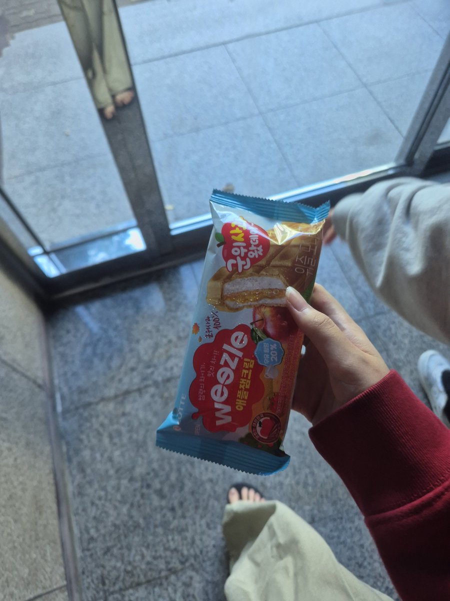 asmonya's tweet photo. 트친한테 아이스크림 먹고싶다고 저번주부터 개ㅈㄹ했더니 사와서 집 앞까지 찾아옴.... https://t.co/QIvPqJps4G