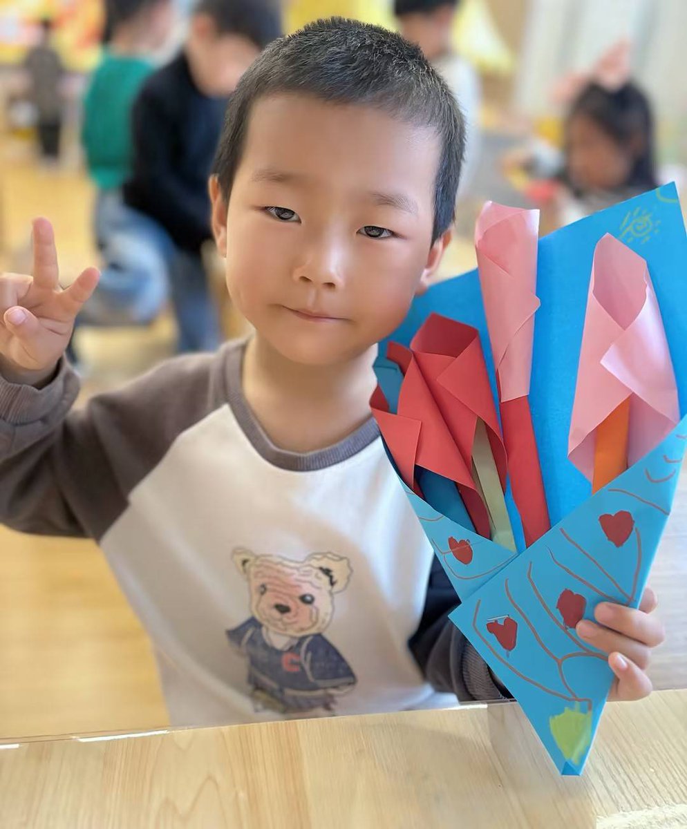 IngaKaminehhm's tweet photo. Hoy armamos una manualidad con papel colorido con mi hijo, sonríe y compartimos un momento genial juntos! https://t.co/pSSOJFNKXi