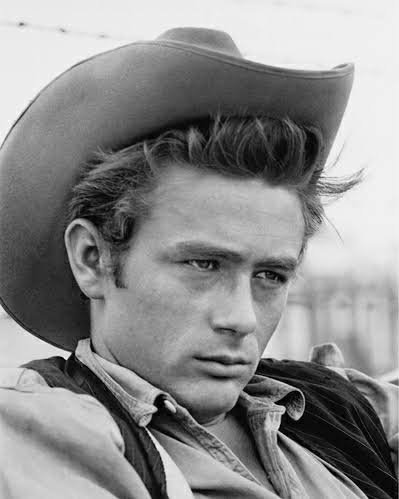 dvesean's tweet photo. September 30 1955
18 days before I was born.

Hollywood Legend James Dean was only 24 when he was killed in a car accident in Southern California, today in 1955.

James Dean had a very short professional career (5 yrs) & he only starred in 3 major films:

East Of Eden
Giant &
Rebel Without A Cause.

James Dean was VERY influential w/all the young people who watched his movies in theatres in The 1950's.