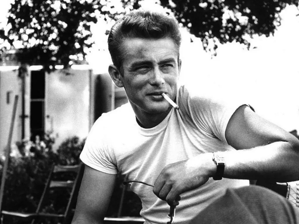 dvesean's tweet photo. September 30 1955
18 days before I was born.

Hollywood Legend James Dean was only 24 when he was killed in a car accident in Southern California, today in 1955.

James Dean had a very short professional career (5 yrs) & he only starred in 3 major films:

East Of Eden
Giant &
Rebel Without A Cause.

James Dean was VERY influential w/all the young people who watched his movies in theatres in The 1950's.