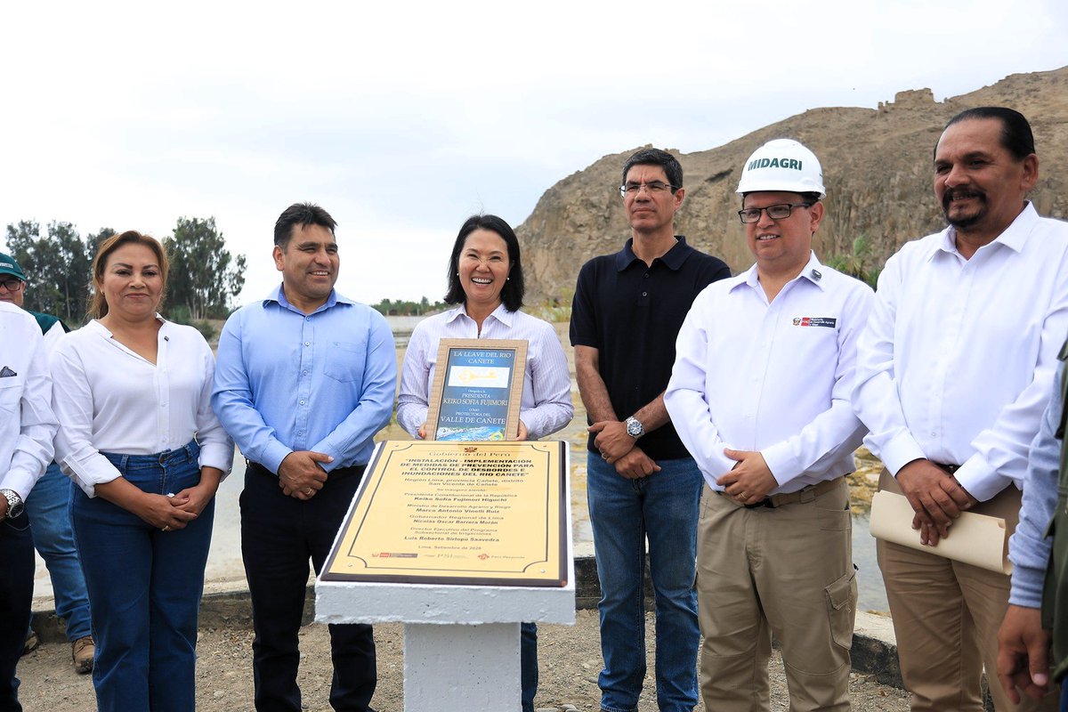 prensaperupe's tweet photo. 🇵🇪En su 16.º viaje de trabajo, presidenta Keiko Fujimori entrega más de 73 km de defensas ribereñas en Ica y Cañete antes de la llegada del Fenómeno El Niño extraordinario.   
https://t.co/ypEKx06TY6 https://t.co/oe4NkRi8Y3