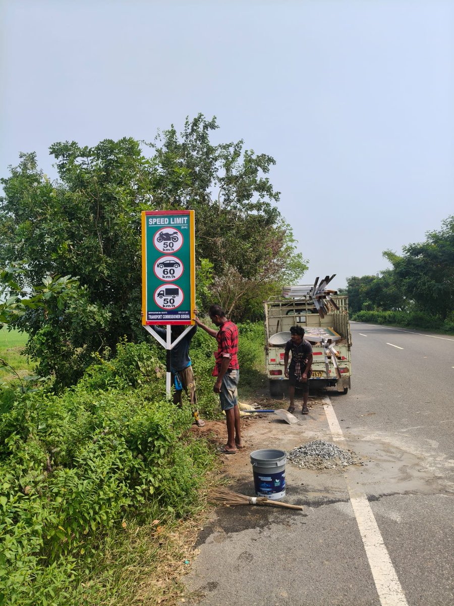 rto_kendrapara's tweet photo. Installation of Speed Limit sign board on SH 9A by RTO team for road safety awareness of public.
#saynotooverspeed
#Motorvehicleact
#SH9A
#sevasankalpabhiyan https://t.co/8i0gCqKNZh
