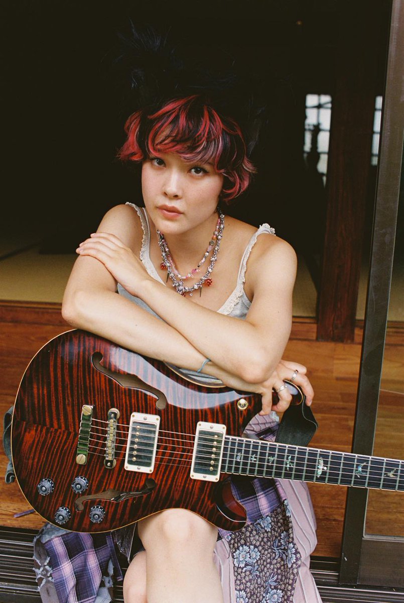 VETHEL1284511's tweet photo. 独立記念日の夜、犬たちが遠吠えする声を聴いた ── メイ・シモネス、ヴァーヴ移籍第1弾アルバム『Howl』を2027年1月15日にリリース
https://t.co/dgU920WGLG
#Verve #メイ・シモネス https://t.co/fZnvWepe6m