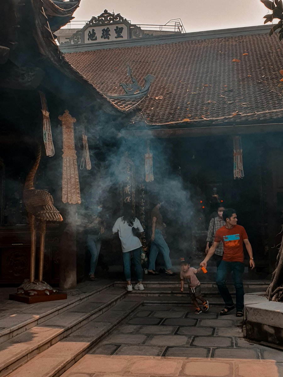 KyleBennet14697's tweet photo. Lạ thay, bóng cây kéo dài trên nền đất. Mùa này rồi cũng sẽ qua. Có những con đường vẫn gợi nhớ người xưa. 🌊 https://t.co/LFHg6kiPhA