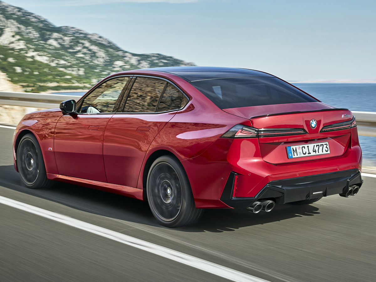 Ryan_Bubear's tweet photo. 👀 New G50-generation BMW 3 Series revealed and SA line-up confirmed... 🇿🇦

🚘 Adopts styling from i3 saloon  
😲 M350 xDrive boasts 326 kW
⛽️ 4-cylinder 320 offers 155 kW
⚡️ i3 50 xDrive coming to SA, too
🧐 No mention of turbodiesel...

👉 Details here: https://t.co/fEPoTx84k7 https://t.co/IxYxjOU0vM