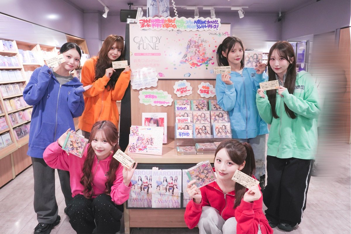 CANDY_TUNE_'s tweet photo. 🍬💿 タワーレコード渋谷店 訪店📀🍬

9/30(水) 本日発売❗️
CANDY TUNE 4th single CD
『総意♡So Free / スペシャル感謝祭』

タワーレコード渋谷店 さんに
(@TOWER_Shibuya)
店舗訪問してきました🏃💨

🩷村川緋杏🩷
✨🪽3rd Aniversary PARTY 衣装🪽✨
展示中👗

ぜひ見に来てね🙌

🏷️特典や店頭キャンペーン詳細はこちら
https://t.co/hy5DUEWzqv

#総意SoFree
#スペシャル感謝祭
#CANDYTUNE #きゃんちゅー