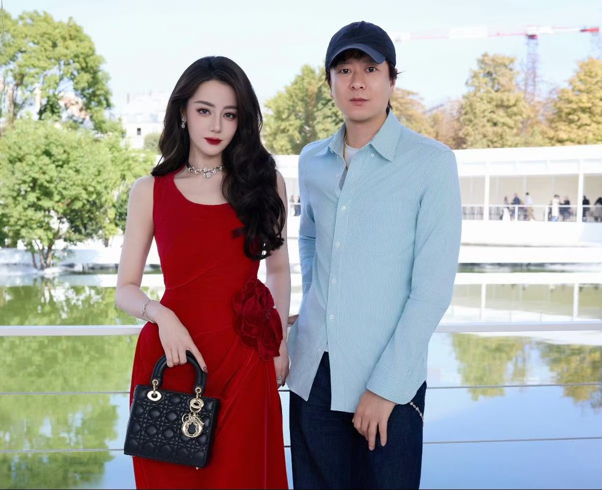 renebaebu's tweet photo. ปีนี้ก็มีภาพเร่อปากับคุณซุนเจ๋อ บก.นิตยสาร ELLE China❣️แล้วคือรูปสองปีนี่คนละไวบ์เลย รูปปีที่แล้วชุดหวานๆจริตโพสต์ตัวลูก พอปีนี้ชีเทิร์นแดงแจ๋ จริตโพสต์โคตรตัวแม่🍷 https://t.co/5OdXQTZ4R8