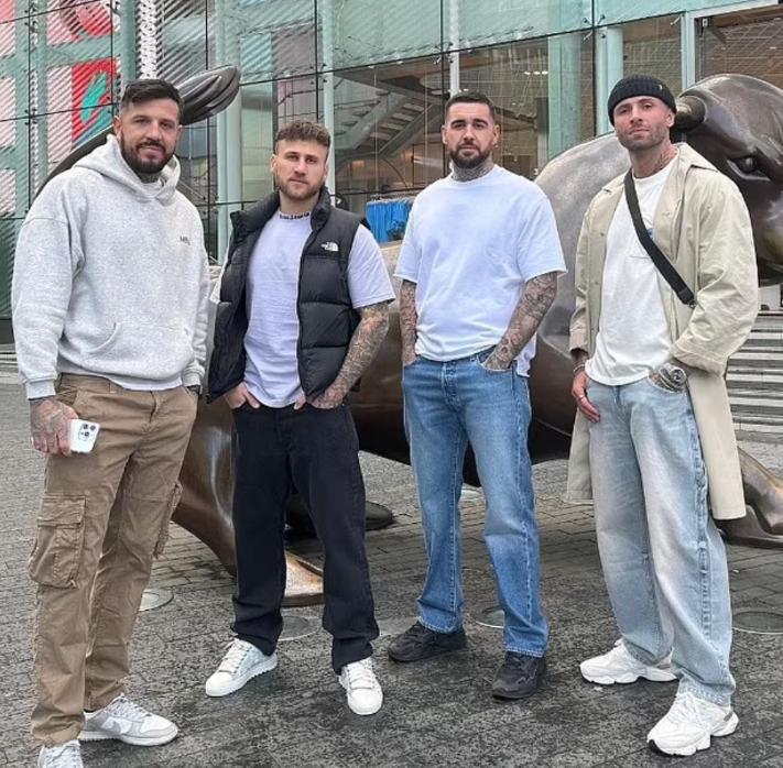 naiivememe's tweet photo. turns out Gen Z was right about those baggy pants https://t.co/B2owkldXrf