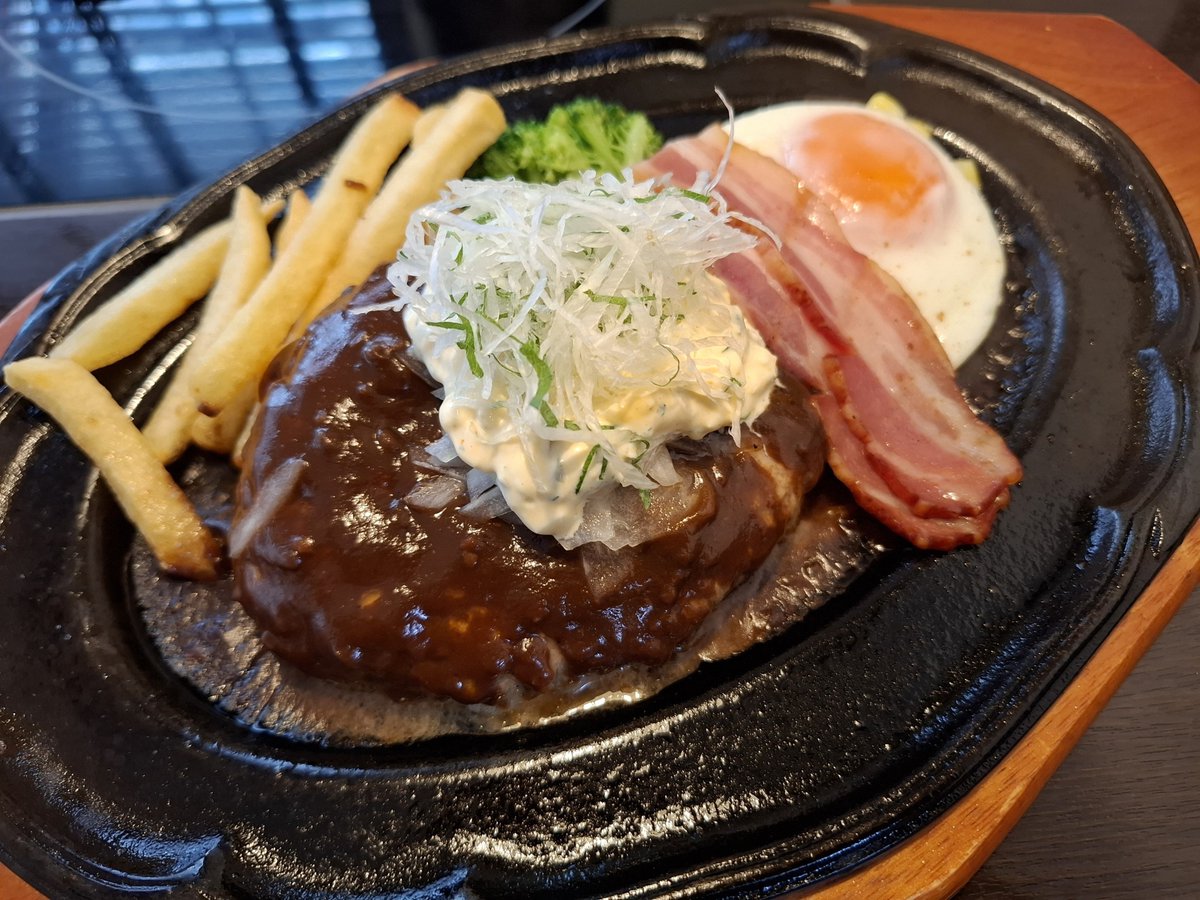 hobohoboho8's tweet photo. 早いもので9月も今日で終わりですね。
9月の飲食��はどこも月見フェア真っ最中。

大好きな #肉の万世 も期間限定で #月見タルタルハンバーグ を出しているので先日食べてきた。

ジューシーハンバーグの上で特製デミグラスソースと特製タルタルソースがマリアージュする今だけの味。これは旨い！ https://t.co/uPADExDUGR