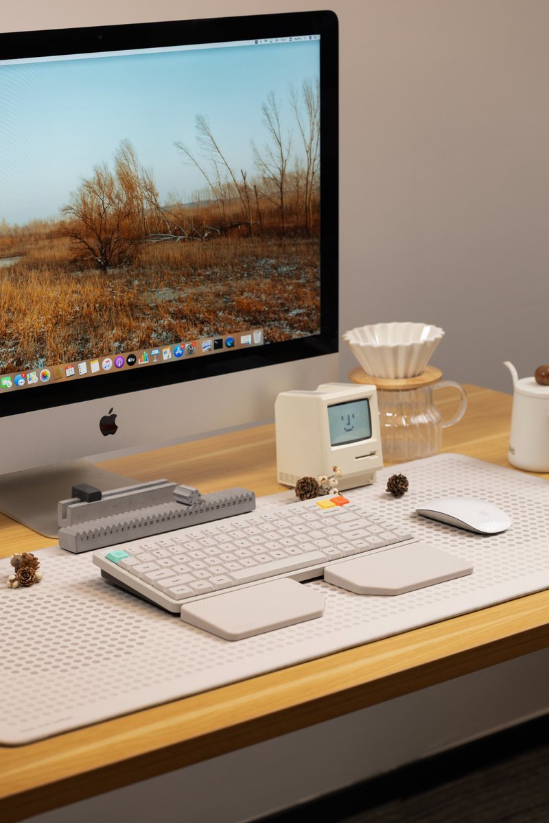 nuphystudio's tweet photo. Getting into the fall mood. 🍂

Your favorite drink, a good playlist, and a cozy desk to call your own.

Keeping it cozy with Node75.

#nuphy #node75 https://t.co/U91CqrL517