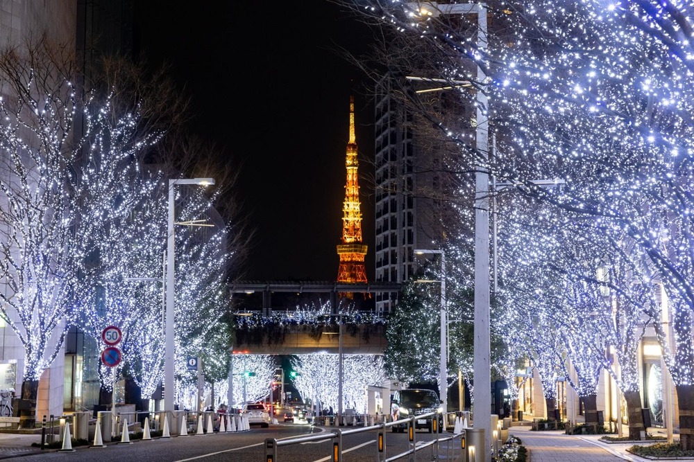 fashionpressnet's tweet photo. 六本木ヒルズ26年クリスマス、”白銀”に輝くけやき坂イルミネーション＆クリスマスマーケット - https://t.co/yb9Hk149Qo https://t.co/P0YSmzB3PO