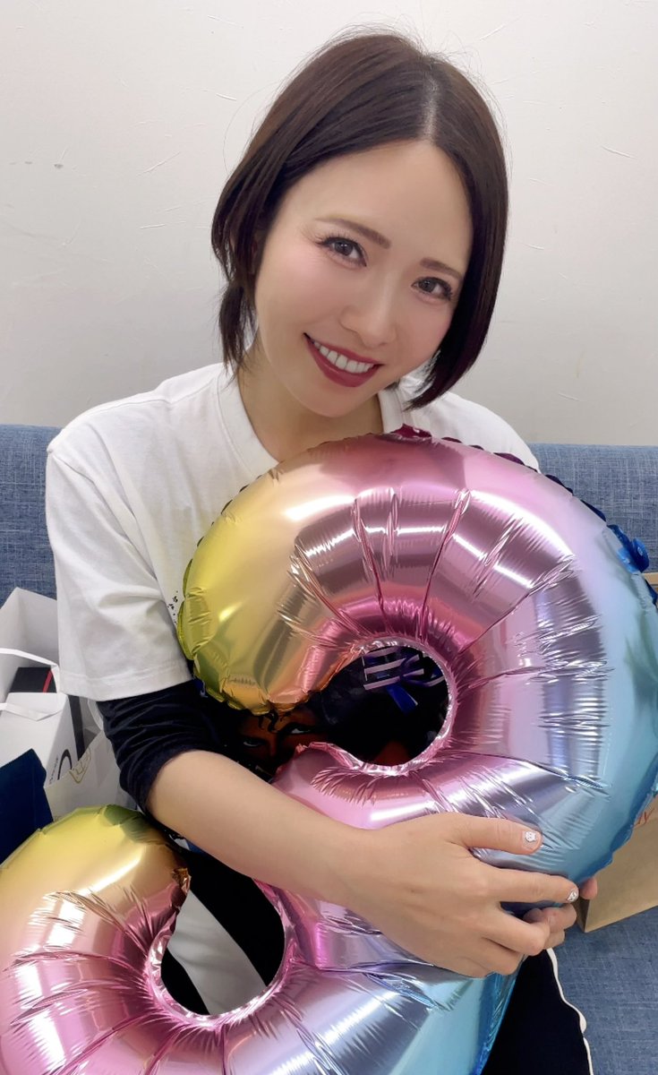 okimiya_nami's tweet photo. そうそう❣️✨
前々からちょこっと告知していた11月8日ですが、今年3周年ということもあり、いつもとは違う特別なことをしてみようかと計画中です❣️😘💕💕
いつもよりも濃厚な時間になりそうです😍💖
楽しみにしててねー😊💖💖💖
これからも皆んなに会えるイベントは2〰️3ヶ月に1回はしていきたいなって思ってます☺️❤️
是非とも逢いに来てね🐰💖💖💖