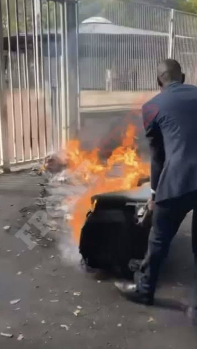 ThibaultSossler's tweet photo. Le Lycée Paul Eluard à #SaintDenis est en totale rénovation (3 bâtimens sur 4). Le budget de ces travaux est supérieur à 45 millions d'€.
La grille cassée du lycée avait moins d'un mois.

La malhonnêteté intellectuelle de @BallyBagayoko qui oublie de le mentionner est avérée. https://t.co/zQ2Oul2o6y