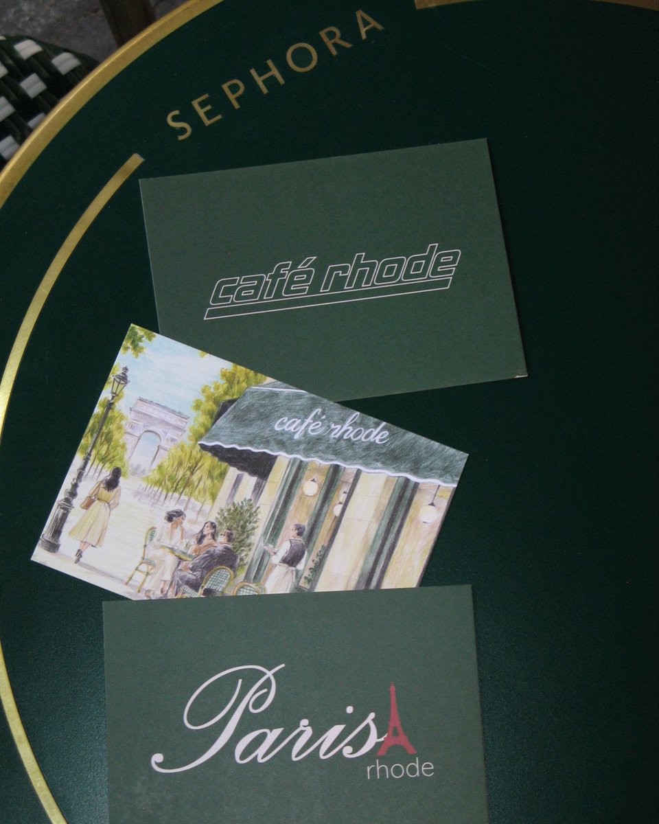 haileybieberbrs's tweet photo. ☕️ Café Rhode em Paris!

A Rhode Skin, marca de Hailey Bieber, anunciou o Café Rhode para celebrar sua chegada à Sephora na Europa. O espaço terá uma experiência inspirada nos clássicos bistrôs franceses, com pratos especiais do menu Rhode.

📍 Endereço: Le Bonaparte, 42 Rue Bonaparte, 75006 Paris, França

📅 30 de setembro: das 10h às 2h
📅 1 e 2 de outubro: das 8h às 2h
📅 3 e 4 de outubro: das 8h à 1h

O acesso ao café funciona mediante reserva. As reservas para 30 de setembro já estão abertas, e para os dias 1 a 4 de outubro são abertas diariamente às 6h (CEST).

Quem consumir no local receberá um Rhode Metro Card, que poderá ser levado a uma Sephora participante em Paris para receber uma amostra de skincare em qualquer compra da Rhode, enquanto durarem os estoques.