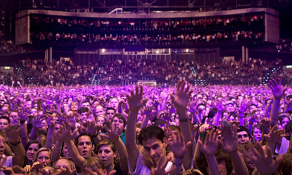 ColdplayCorner's tweet photo. [#SOUVENIRS] 📆 30.09.2008
📌 Dans ce blog, Roadie#42 nous emmène à Zurich pour une journée rocambolesque entre déménagement de piano en catimini, anecdotes sur les oreillettes de Will et coutumes étranges du public suisse ! 🇨🇭
👉 https://t.co/YvyV4pSuLI https://t.co/ZzKGR8qamT